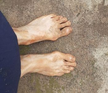 Eine Burundierin wäscht mir die Füße
